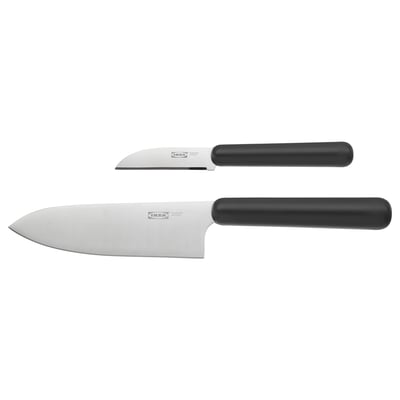 Toont twee keukenmessen van ikea, met scherpe roestvrijstalen messen en zwarte polypropyleen handvatten voor een stevige grip.