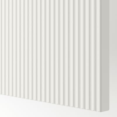 Close-up van het witte FÖRVALTARE ladefront met strak, gelijkmatig verdeeld geribbeld ontwerp, gladde afwerking.