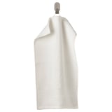 Aan een haak hangt een witte FREDRIKSJÖN-handdoek, dik en zacht. Gemaakt van puur katoen, met een geweven randontwerp.