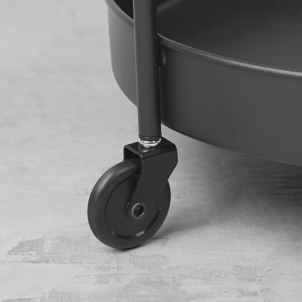 Zwart metalen trolley met groot wiel, hoogwaardige afwerking. Onderdeel van de FRÖSJÖN badkameropbergserie.