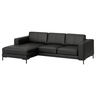 Zwarte FULLERÖ l-vormige bank met dikke kussens, strakke metalen poten en een gezellig modern design.