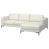 Een moderne witlederen sectionele bank, met strakke lijnen en een chaise longue aan de rechterkant, ondersteund door zwarte metalen poten.
