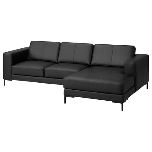 FULLERÖ moderne zwarte leren L-vormige bank. Drie kussens, afneembare armleuningen, slanke metalen poten. Comfortabel, stijlvol.
