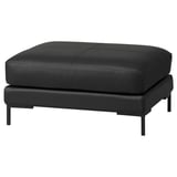 Zwarte leren poef met modern design, stevige metalen poten, vierkante vorm, comfortabele vulling.