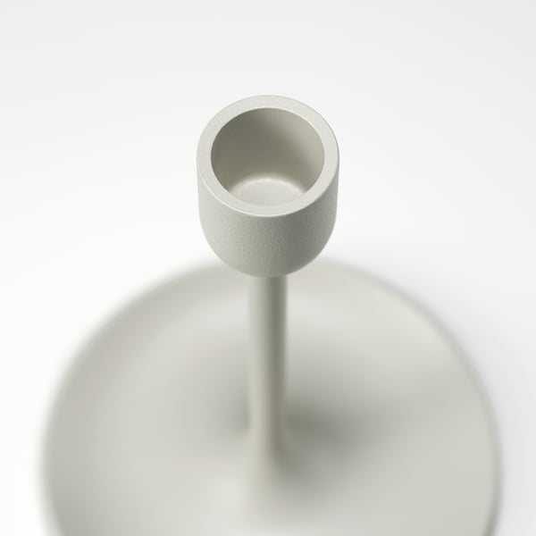 Cilindrische kandelaar, strakke zilveren afwerking, minimalistisch ontwerp, glad oppervlak, slanke standaard, moderne esthetiek.