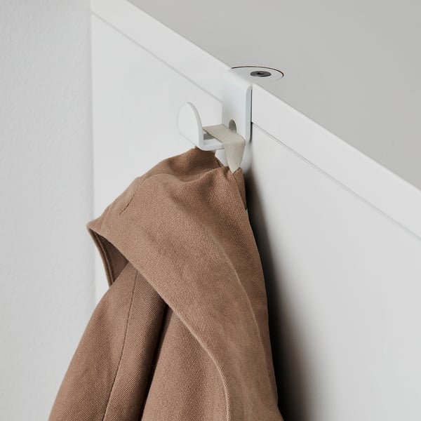 Wit opbergmeubel met verstelbare poten en legplanken, afsluitbaar, haken zichtbaar.