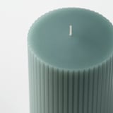 Elegante, groenachtig blauwe kaars met verticale groeven, onverlichte lont gecentreerd aan de bovenkant, kwaliteit duidelijk in ontwerp en afwerking.