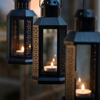 Witte GLIMMA theelichtjes in zilveren kopjes, ideaal voor sfeerverlichting.