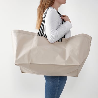 GÖRSNYGG – lichtbeige draagtas; Gestreepte zwarte handgrepen, rechthoekig, duurzaam polyester.