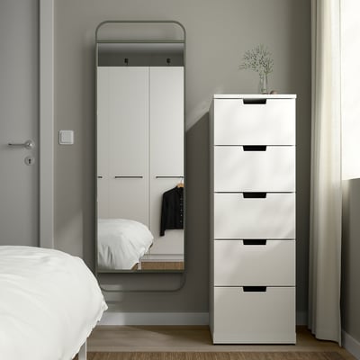 GRANVÅG zwarte spiegel met haken, reflecterend bed en kast, naast witte kist met vaas.