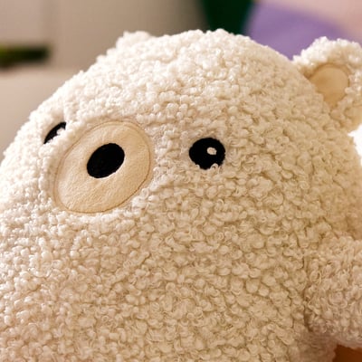 Leuk wit teddybeerspeelgoed. Zacht, pluche, met ronde oren en zwarte knoopogen. Ideaal voor comfort en spel.