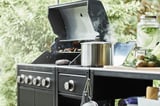 Grillopstelling met gereedschap en ingrediënten.