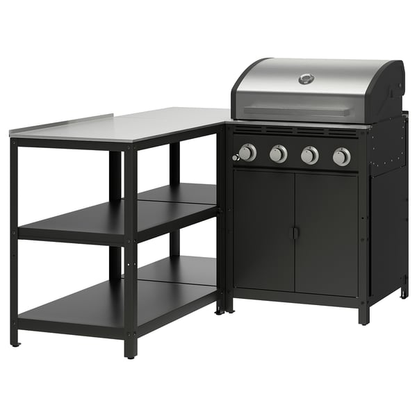 Zwarte buitenkeuken met roestvrijstalen bovenblad, inclusief een gasgrill met kastopbergruimte en drie open planken.