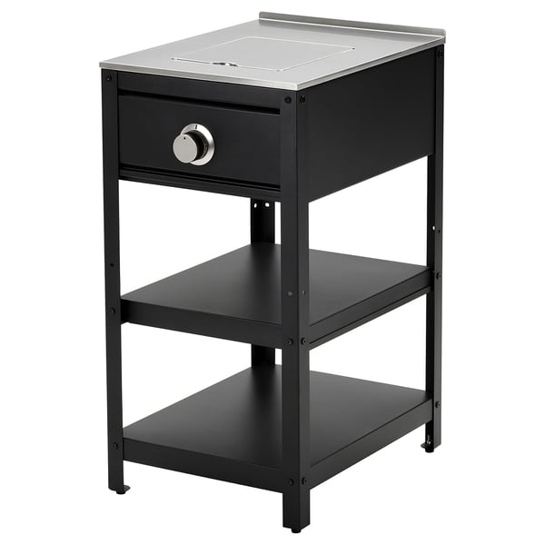 Een GRILLSKÄR buitenkeuken opstelling in het zwart. Het is een gasbarbecue met een zijbrander en planken voor opslag en koken.