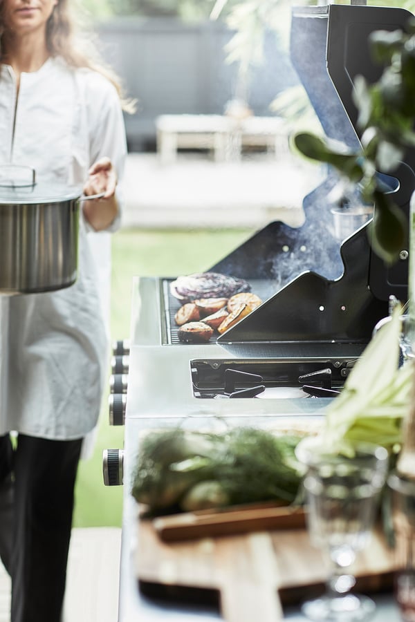 Koken op GRILLSKÄR buitenkeuken met kruiden en vlees op de grill.