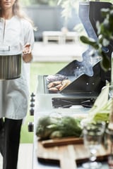 Koken op GRILLSKÄR buitenkeuken met kruiden en vlees op de grill.