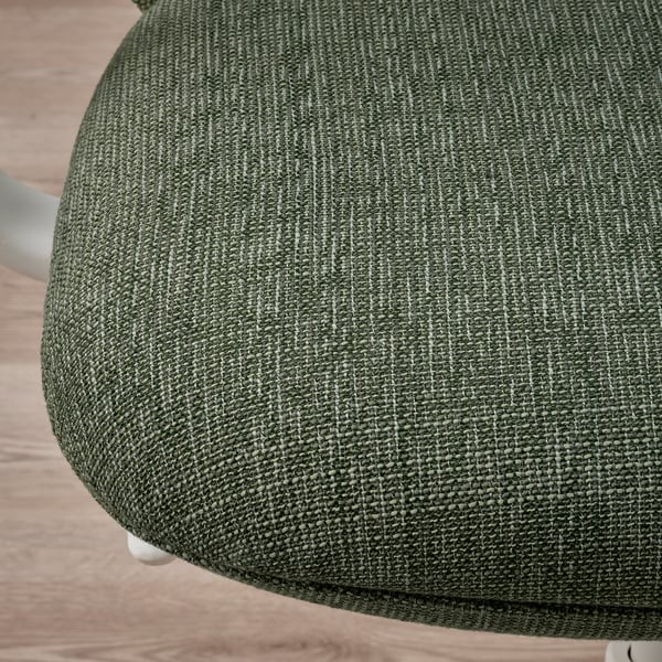 Close-up van ergonomische bureaustoel met getextureerde groene stof, met hoogwaardige bekleding en stevige metalen basis.