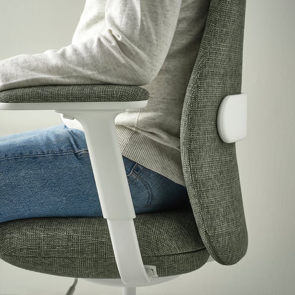 Grijze ergonomische stoel met verstelbare armleuningen en lendensteun.