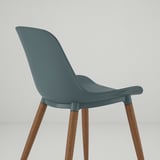 Een moderne stoel met een comfortabele, gebogen groenblauwe zitting en stevige houten poten.