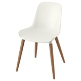 Een witte GRÖNSTA stoel met houten poten. De gladde zitschaal is ergonomisch ontworpen en gemakkelijk schoon te maken.