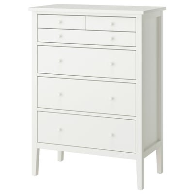 Een witte GULLABERG ladekast met zes lades. Het heeft een traditioneel ontwerp met houten knoppen en taps toelopende poten.