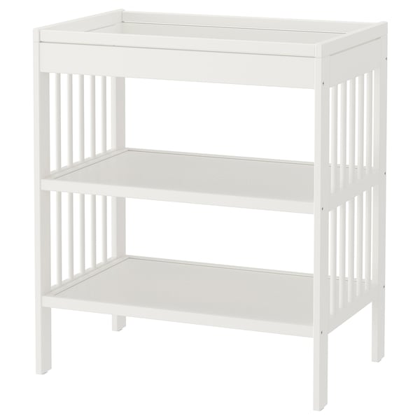 Een witte ikea GULLIVER commode met twee planken, gemaakt van vezelplaat en massief hout, ontworpen voor het verschonen van baby's.