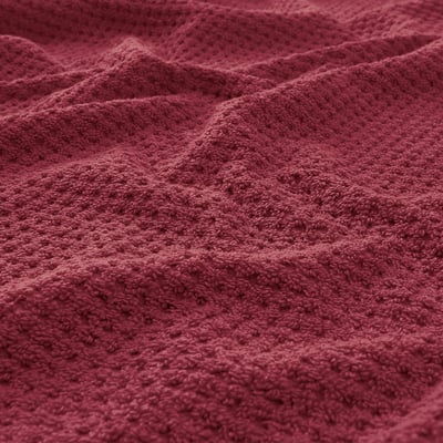 GULVIAL: rode, gevouwen, katoenen handdoek, zachte textuur.