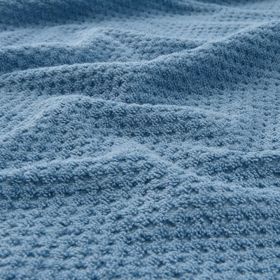 GULVIAL blauwe handdoek, zacht & pluizig, hangt aan de haak.
