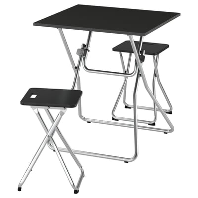 Een GUNDE zwarte opvouwbare tafelset met metalen frames, ontworpen voor duurzaamheid en eenvoudig opbergen.