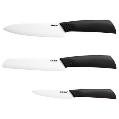 Drie keramische messen van ikea in zwarte handvatten, scherpe messen, netjes gerangschikt.
