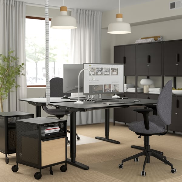 Modern kantoor met HATTEFJÄLL ergonomische stoel, verstelbaar bureau, computer en groot raam.