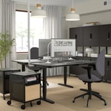 Modern kantoor met HATTEFJÄLL ergonomische stoel, verstelbaar bureau, computer en groot raam.