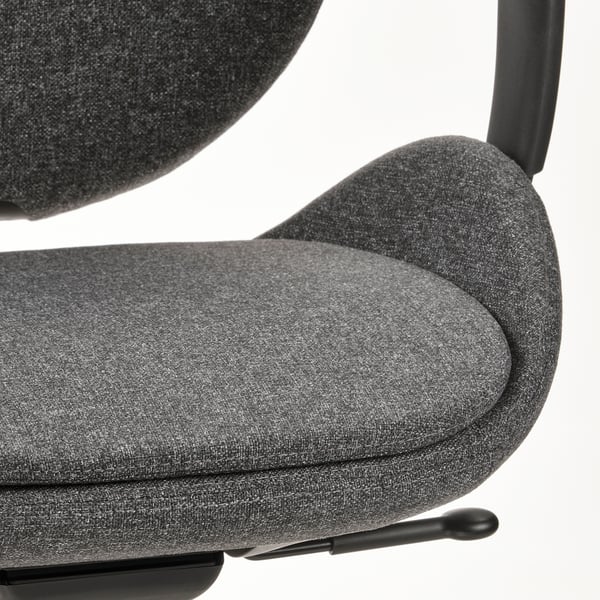 Close-up van een moderne bureaustoel, met ergonomisch ontwerp, hoogwaardige stof en stevige armleuning.