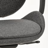 Close-up van een moderne bureaustoel, met ergonomisch ontwerp, hoogwaardige stof en stevige armleuning.