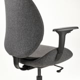 Ergonomische bureaustoel met verstelbare armleuningen en rugleuning. Kantelmechanisme voor comfort en ondersteuning. Zitting en rugleuning in donkere stof.