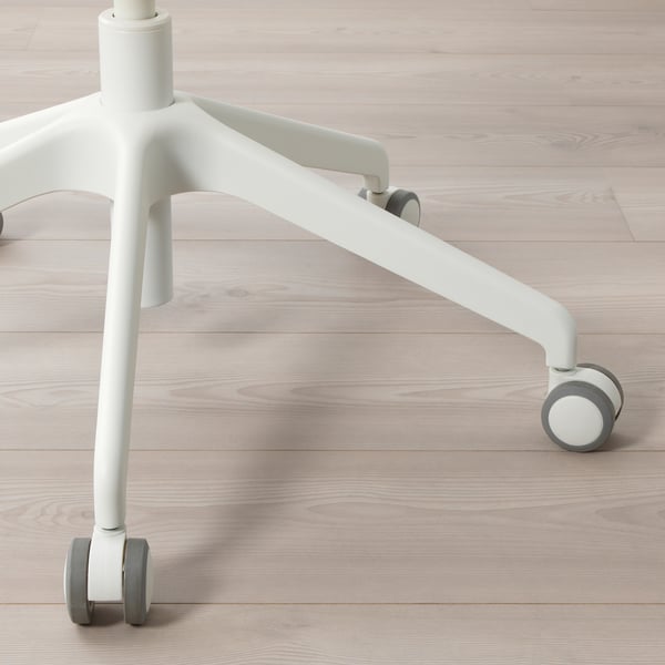 Close-up van een moderne bureaustoelbasis, met vier stevige wielen en soepele, verstelbare armleuningen op een lichte houten vloer.