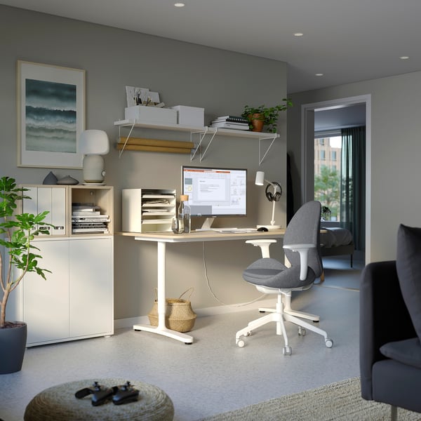 Thuiskantoor opstelling met HATTEFJÄLL stoel, wit bureau, planken, computer en planten.
