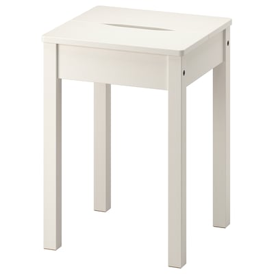 Een witte, vierkante, massief grenen HAUGA kruk met een uitgesneden handvat, geschikt voor extra zitplaatsen of als bijzettafel.