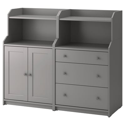 Een grijs HAUGA opbergmeubel met planken en lades. Het combineert open en gesloten opslag, ontworpen voor veelzijdig gebruik in het hele huis.