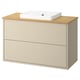 Beige badkamerkast met licht houten bovenblad, één vierkante witte wastafel.