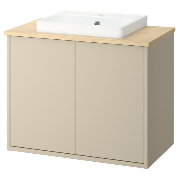 Lichtbeige HAVBÄCK badkamermeubel. Bamboe aanrechtblad, keramische gootsteen en houten opslag.