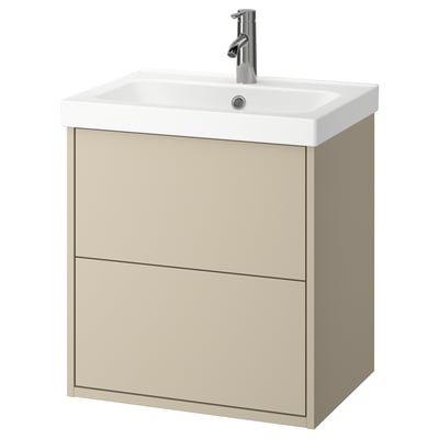 Een beige HAVBÄCK badkamermeubel met een witte keramische wastafel. Het heeft twee ruime lades en een strak, minimalistisch ontwerp.
