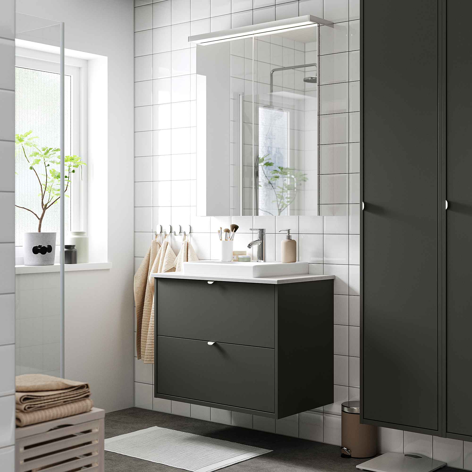 Moderne badkamer met grijze HAVBÄCK wastafel, minimalistisch design, wandmontage, open gevoel.