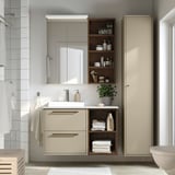 Beige HAVBÄCK ijdelheid met hout en keramiek in lichte badkamer, gespiegelde reflectie.