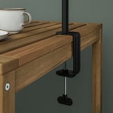 Zwarte klem houdende houten tafel, geschikt voor binnen- of buitengebruik, met een mok erop, tot 100 mm klembereik.