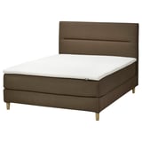 Een olijfgroen HEMFJÄLLET boxspringbed met een zacht hoofdeinde en een witte matras. Het bed heeft een moderne uitstraling met gouden poten en een gestoffeerd onderstel.