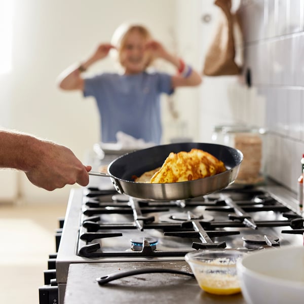 Omelet koken, kind kijken.