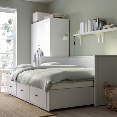 Wit HEMNES dagbed met drie lades, houten lattenbodem, verticaal paneelontwerp.