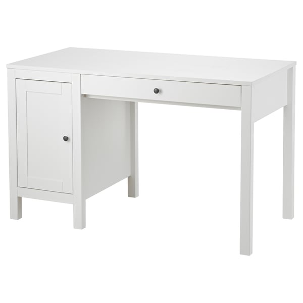 Een wit HEMNES bureau van massief grenen met een kast aan de zijkant en een enkele lade.