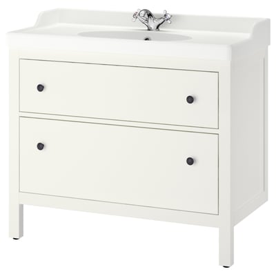 Witte HEMNES badkamermeubel, voorzien van 2 lades met zwarte knoppen, een keramische wastafel en een chromen kraan.